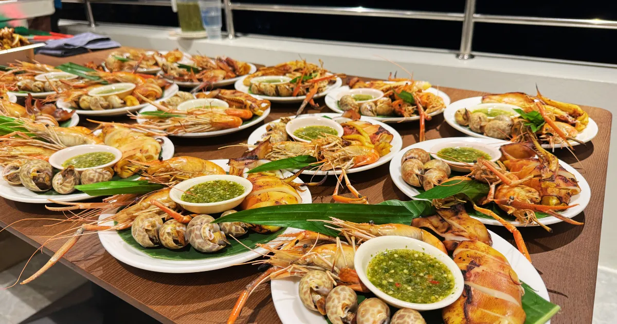 ซีฟู้ดเสิร์ฟแบบไม่อั้นบนเรือดินเนอร์เอเชียทีค The Planet Cruise